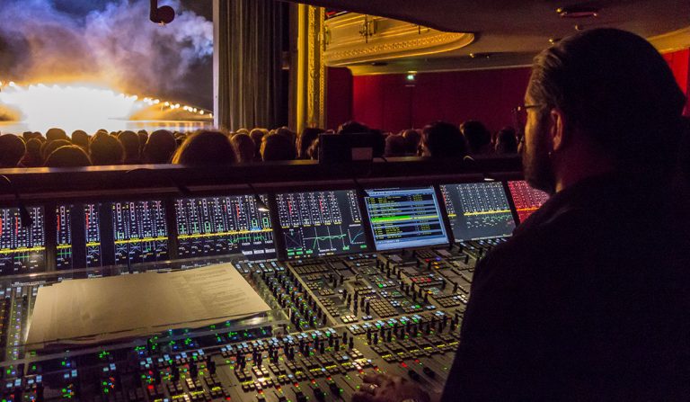 Tonmeister Martin Person mischt im Deutschen Theater Berlin an einer Stagetec Aurus | © Markus Wilmsmann