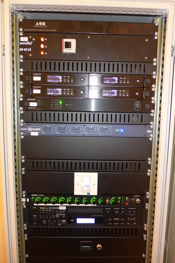 Ausschnitt aus dem ASC Medienrack mit EC-4B Ethernet Controller des Herstellers BSS, voreingestelltem Lautstärke Preset sowie Shure SCM820 Automatikmischer