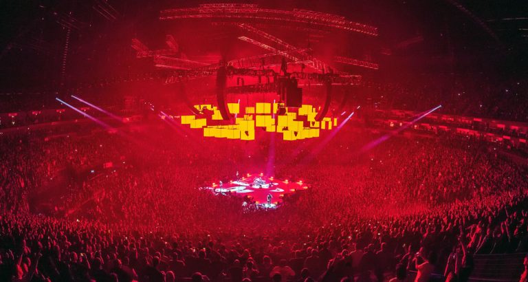 Dan Brauns Stagedesign bewegt sich weitab vom klassischen Set mit Traversen und Scheinwerfern. Stattdessen setzt Dan auf ein 3-D-Design mit beweglichen, vernetzten Videobausteinen und – auf besonderen Wunsch von Bandleader James Hetfield – auch auf den Einsatz von Drohnen.