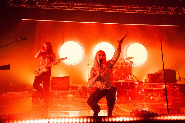 Lichtdesigner Davy Sherwin setzt für Sundara Karma auf GLP impression X4 bars