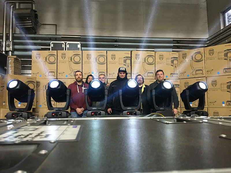 Das HELi-TEam mit den neuen IP 65 Movinglights von ELATION Professional