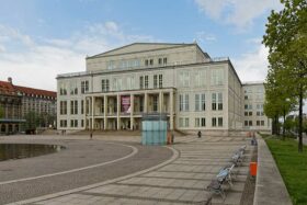 Opernhaus Leipzig ermöglicht barrierefreies Hören mit Sennheiser MobileConnect