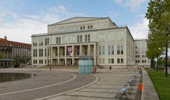 Opernhaus Leipzig ermöglicht barrierefreies Hören mit Sennheiser MobileConnect