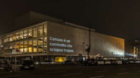 Christie DWU1075-GS für Langzeitprojektion auf Außenfassade der Deutschen Oper Berlin