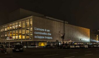 Christie DWU1075-GS für Langzeitprojektion auf Außenfassade der Deutschen Oper Berlin