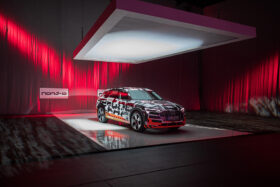 Audi e-tron Prototyp auf der Theater-Bühne
