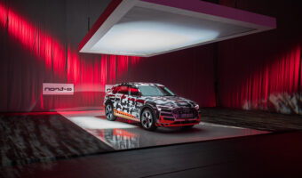 Audi e-tron Prototyp auf der Theater-Bühne