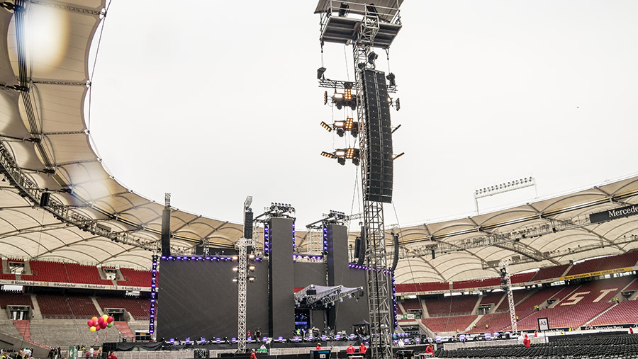 Zwei Delay-Tower plus ein K2 Stack-Delay hinter dem FOH-Bereich sorgen für Ortbarkeit. # © L-Acoustics - Veranstaltungstechnik - Beschallung