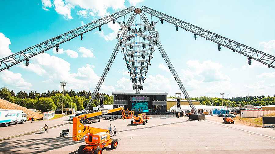 Eine mächtige umgedrehte Pyramide, die mit Elation Proteus und GLP KNV Cubes bestückt war, bestimmte die Optik der Nature One 2018. # © Kenny Tan.