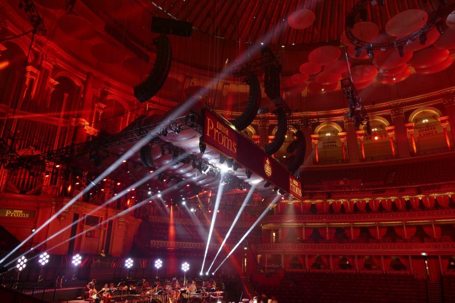 Die L-ISA Konfiguration von Delta für die Royal Albert Hall bestand aus fünf Arrays mit jeweils 15 Kara-Systemen, im gleichen Abstand über die Bühne verteilt, sowie vier zentral geflogenen KS28 Subwoofern. # © James Cumpsty