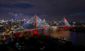 Signify illuminiert Gebäude, Brücken und Flüsse in Shanghai mit dynamischem Licht