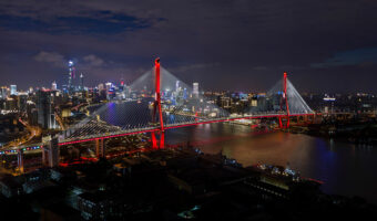 Signify illuminiert Gebäude, Brücken und Flüsse in Shanghai mit dynamischem Licht