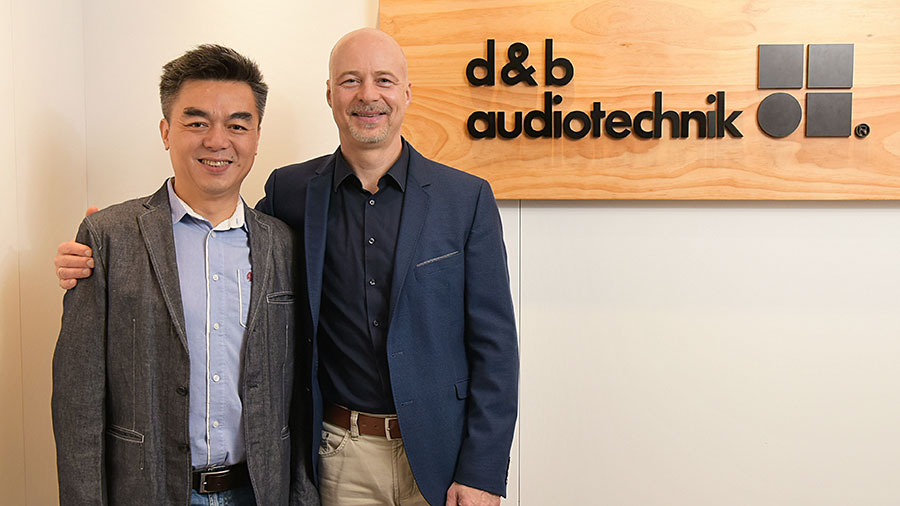 Daniel Chan (Managing Director (CEO) der d&b audiotechnik Greater China Ltd.) und Amnon Harman (CEO der d&b audiotechnik Gruppe) v.l.