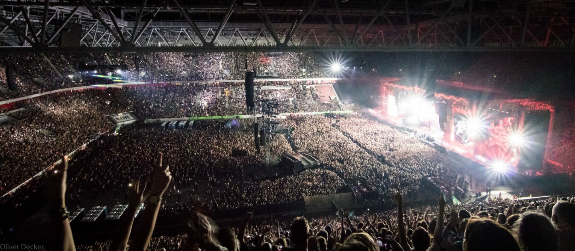 Für die beiden Stadion-Shows setzte System-Designer Guido Esch von Black Box Music auf ein ausgeklügeltes L-Acoustics System, das den langjährigen Hosen-FOH Stefan Holtz ins Schwärmen brachte. # © Oliver Decker