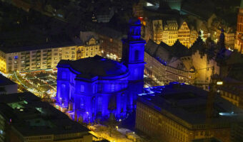AES Veranstaltungstechnik taucht Frankfurter Paulskirche in blaues Licht