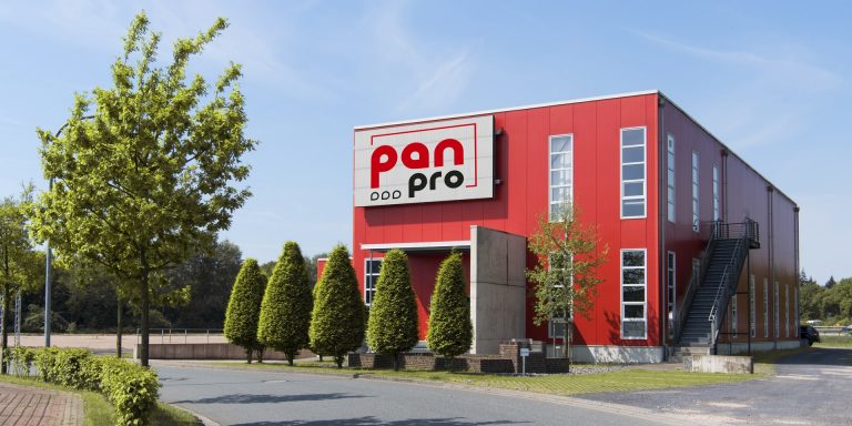 Das knallrote Firmengebäude von Pan-Pro in Lohne.