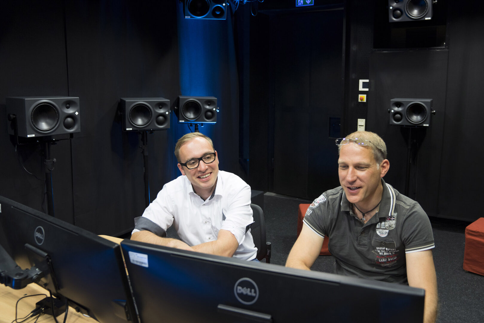 Dr.-Ing. Daniel Beer, Gruppenleiter Electroacoustics, (rechts) mit Christoph Sladeczek, Gruppenleiter Virtual Acoustics (links) im neuen Hörraum des Fraunhofer IDMT in Ilmenau.