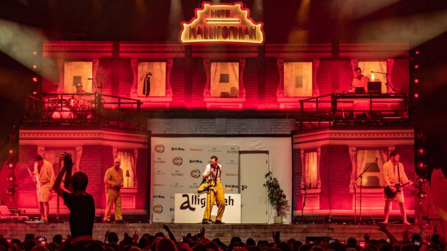 Alligatoah mit Band bei seinem Auftritt in der Max-Schmeling-Halle Berlin.
