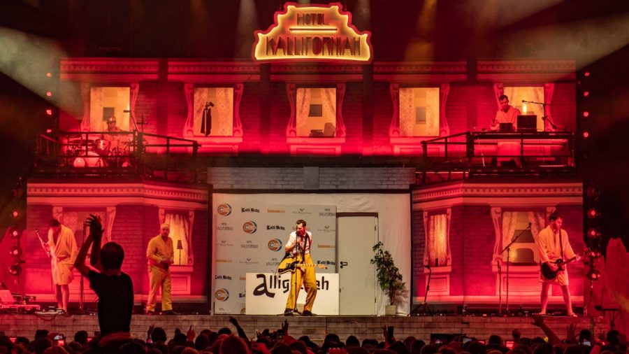 Alligatoah mit Band bei seinem Auftritt in der Max-Schmeling-Halle Berlin.