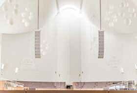 Evangelische Freikirche erneuert Audioanlage in Gebetshaus mit RCF HDL 10-A Line Array System