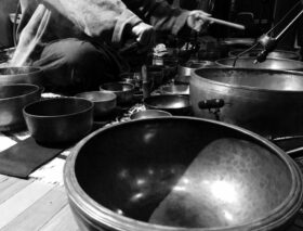 Buddhistische Klangschalen klar und detailliert aufgezeichnet mit DPA Microphones