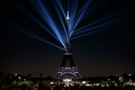 Elation Proteus erhellen den 130. Geburtstag des Eiffelturms