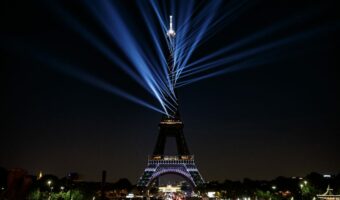 Elation Proteus erhellen den 130. Geburtstag des Eiffelturms