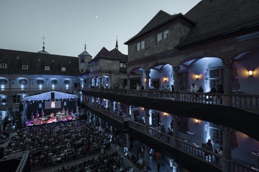 Die Jazzopen-Bühne im Arkadenhof des Alten Schlosses wurde erstmals mit der neuen A-Serie von L-Acoustics beschallt. # © Wolf Peter Steinbeißer