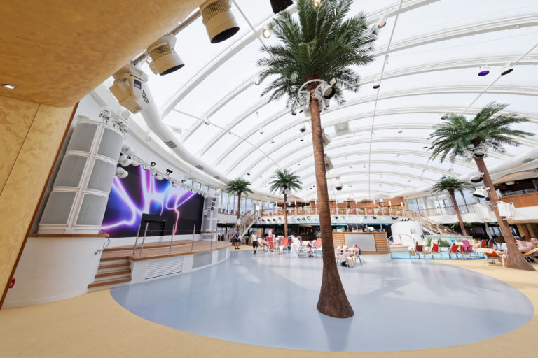 In der exotischen Kulisse des Beach Clubs hat Amptown System Company Outdoor-taugliche und auf die Architektur farblich passend abgestimmte Audio-, Licht- und Videotechnik eingesetzt. # © Amptown System Company