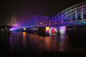 SGM Scheinwerfer beleuchten Kölner Hohenzollernbrücke