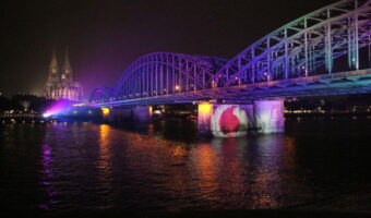 SGM Scheinwerfer beleuchten Kölner Hohenzollernbrücke