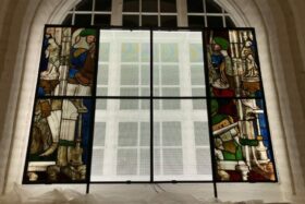 Transparente Rosco LitePads setzen mittelalterliche Kirchenfenster in Szene