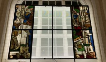 Transparente Rosco LitePads setzen mittelalterliche Kirchenfenster in Szene