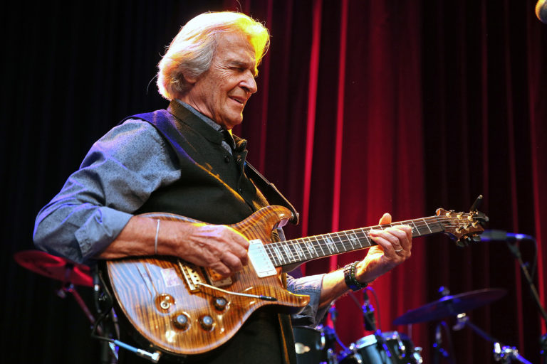 John McLaughlin bei seinem Konzert in der Schwetzinger Wollfabrik. # © Lenhardt