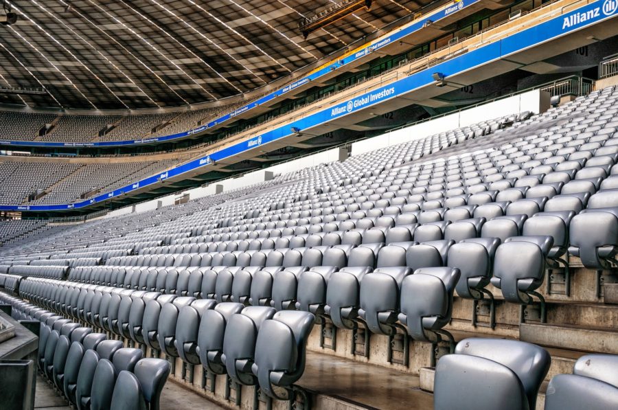 Auch etliche Sportveranstaltungen sind betroffen, können aber ohne Zuschauer durchgeführt werden. Im Bild die Allianz-Arena in München. # © Peter H / Pixabay