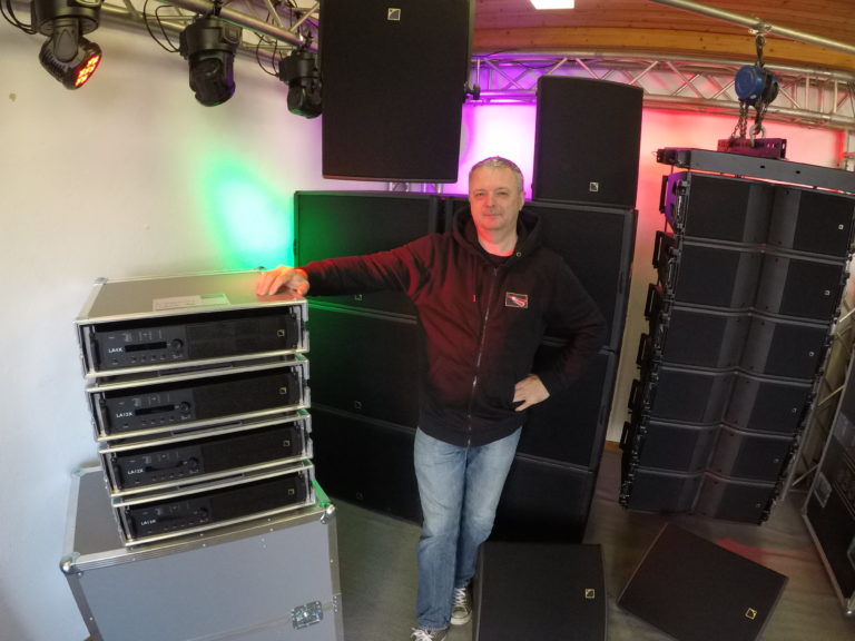 Bernhard Wesely von der Stagelight Showservice GmbH mit dem neuen Material von L-Acoustics.