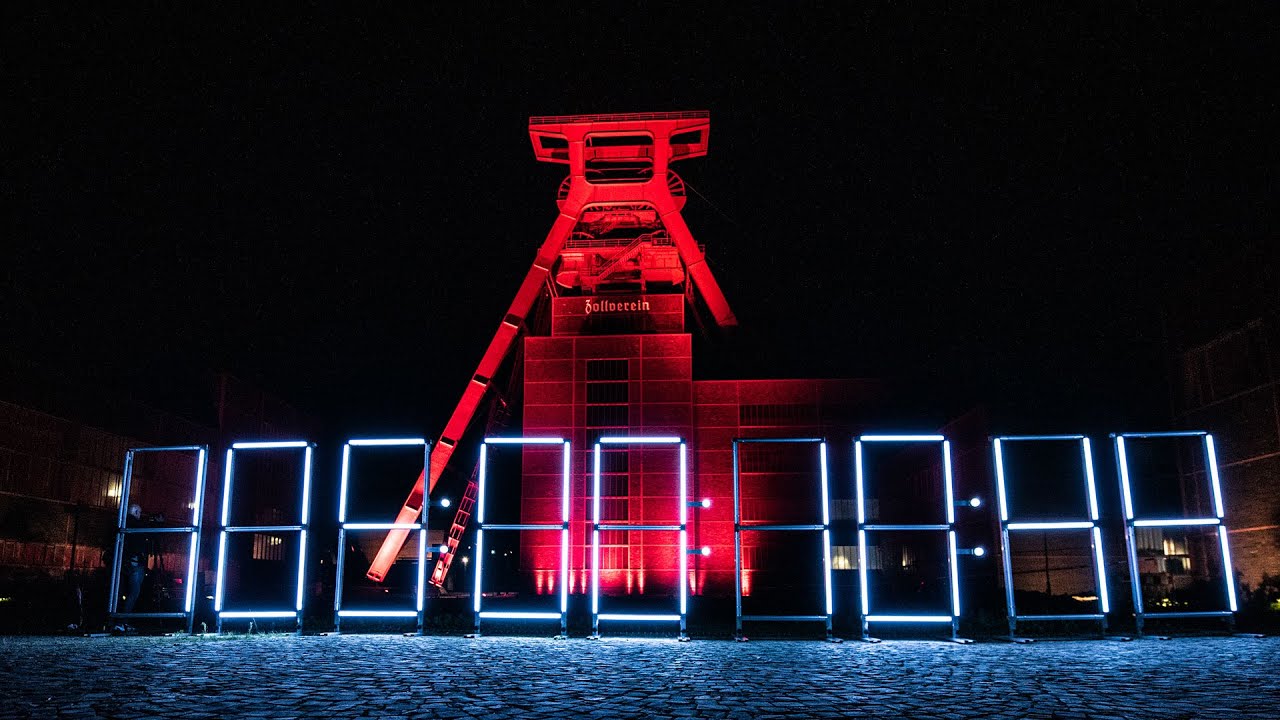 Installation von Rocketchris vor der Zeche Zollverein – sie zählt die Zeit ohne Job.