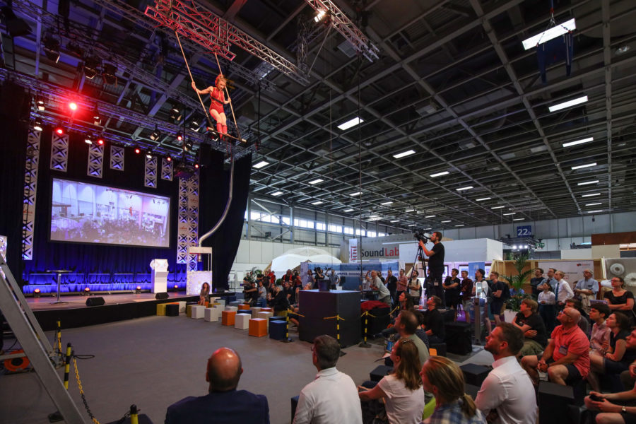 Stage|Set|Scenery 2019 - Safety in Action Bühne: „ Luftakrobatik | Fallsicherung am Schwungtrapez @ Safety in action on stage mit Marie Elin Schmitz Stage|Set|Scenery 2019 - Safety in Action Stage: „ Air acrobatics | Fall protection on the swing trapeze @ Safety in action on stage with Marie Elin Schmitz