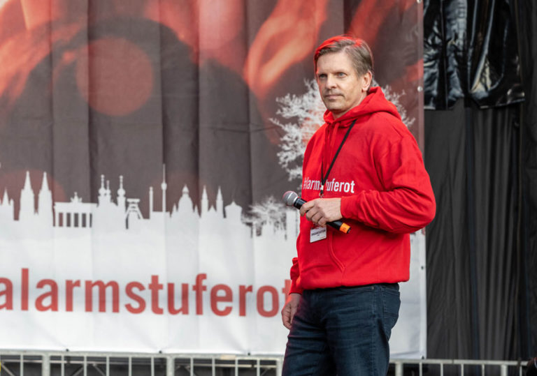 Nico Ubenauf am 28.10 auf der Abschlusskundgebund der Demo zur Rettung der Veranstaltungswirtschaft in Berlin. © Uwe Müller