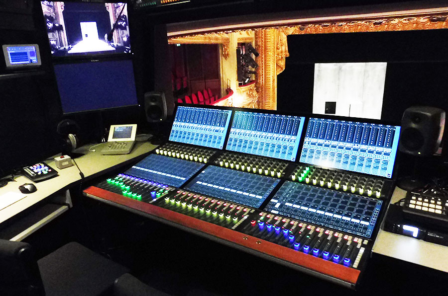 Um die drei einzelnen Konsolen gemeinsam als ein Device nutzen zu können, müssen diese physisch nicht nebeneinander stehen. © Konzert Theater Bern