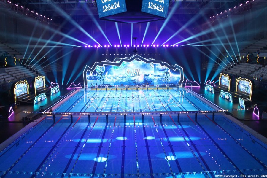 Geschwommen wird auf der 25-Meter-Bahn in der Duna Arena in Budapest. Set & Lighting Design PRG & Concept K for ISL 2020