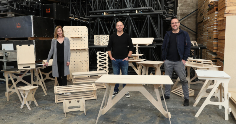 Anstatt Bühnen für Veranstaltungen zu bauen, nutzte Stagekings seine Kapazitäten für den Bau von Schreibtischen für das Home Office. Tabitha & Jeremy Fleming mit Produktionsleiter Mick Jessop © Stagekings