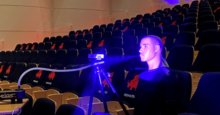 Oleg, der Zuschauer-Dummy, den Forschende des Fraunhofer-Heinrich-Hertz-Instituts drei Tage lang im Saal des Konzerthaus Dortmund platzierten. © Fraunhofer HHI