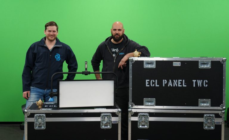 Andre Maier, Leiter Produktmanagement (links) und Dennis Rudolph, Abteilungsleiter Lichttechnik, freuen sich über die neuen Prolights EclPanel TWC im Gahrens + Battermann Streaming-Studio.