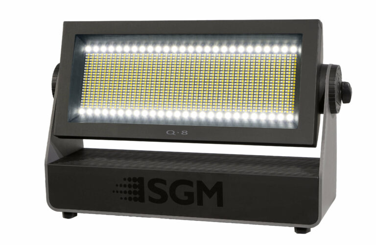 Der SGM Q-8 kombiniert Reihen und Flächen aus LED für vielfältige Möglichkeiten.