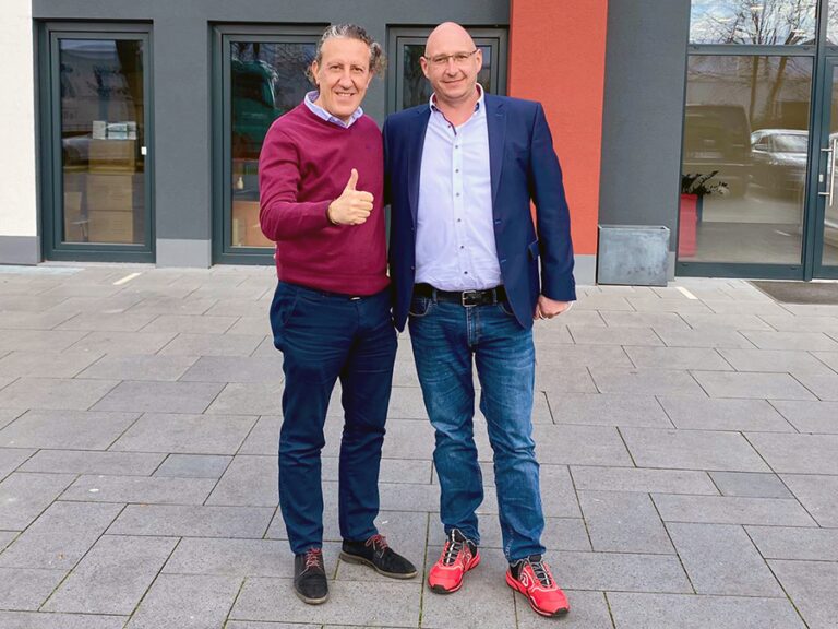 Arne Deterts, Geschäftsführer DAS Audio GmbH und Manuel Peris (links), CEO der DAS Audio Group SL vor dem neuen Firmensitz in Troisdorf bei Bonn.