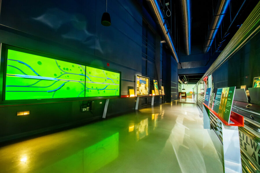 Ein Kern des Ausstellungsupdates, welches das Ziel verfolgte, den Zephyr für neue Generationen erlebbar zu machen, ist eine mehr als 50 Meter lange Projektion, die am Zug entlang verläuft. © Heidi Peters / Museum of Science and Industry, Chicago