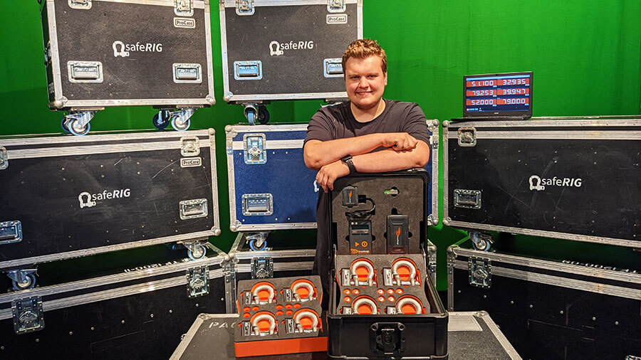 Matthias Podlaha von safeRIG mit den neuen Lastmesszellen von BroadWeigh. © safeRIG # Holger Steppke