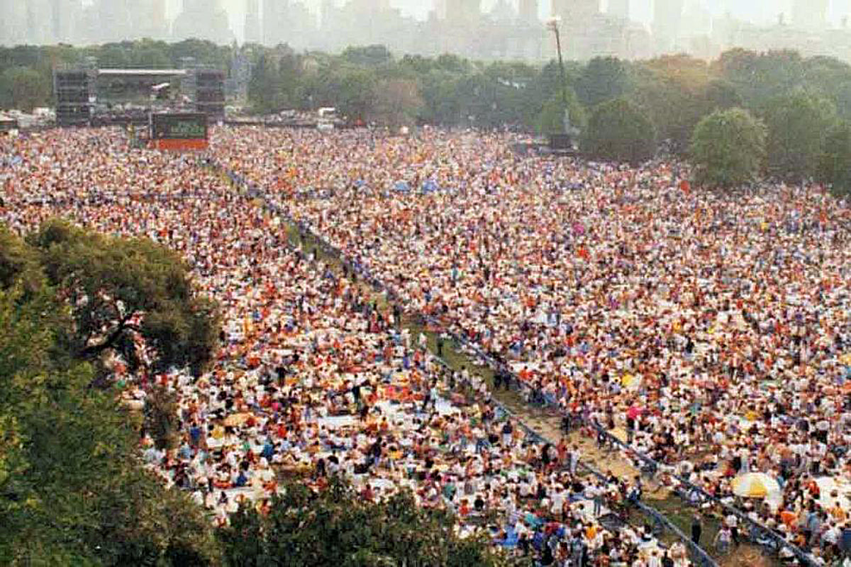 Paul Simon im New Yorker Central Park vor geschätzten 700.000 Menschen.