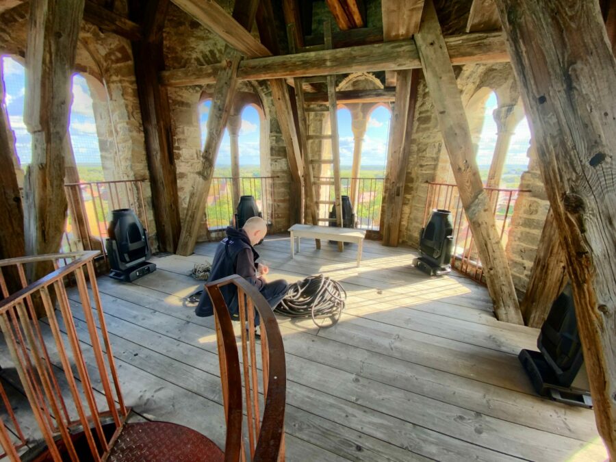 Sieben Proteus Maximus von Elation schleppten Jakob Hornfeck und seine Crew in den Turm des Merseburger Doms. Alle Fotos: J. Hornfeck)